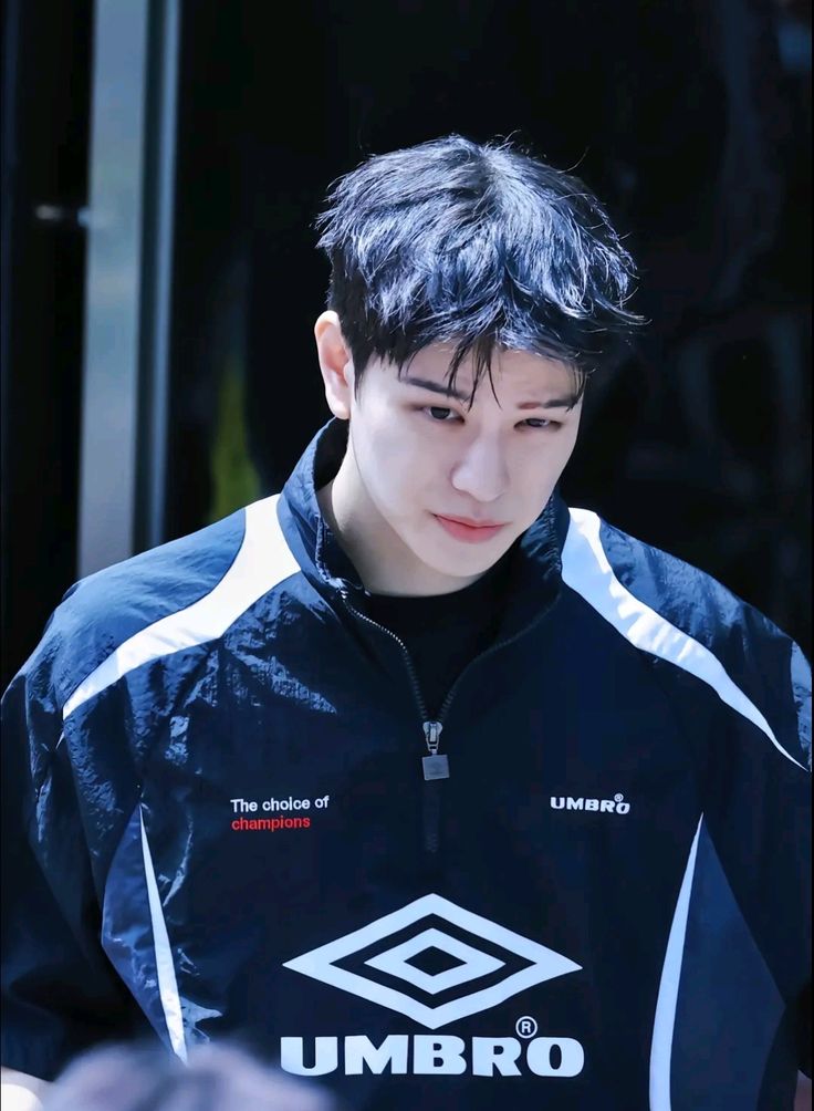 #/seungbin Mini au 

Más allá de la camiseta

Dos amigos fans de cuadros opuestos. Un partido amistoso con apuestas altas. Nada sale como se lo esperan, ni dentro de la cancha ni afuera.