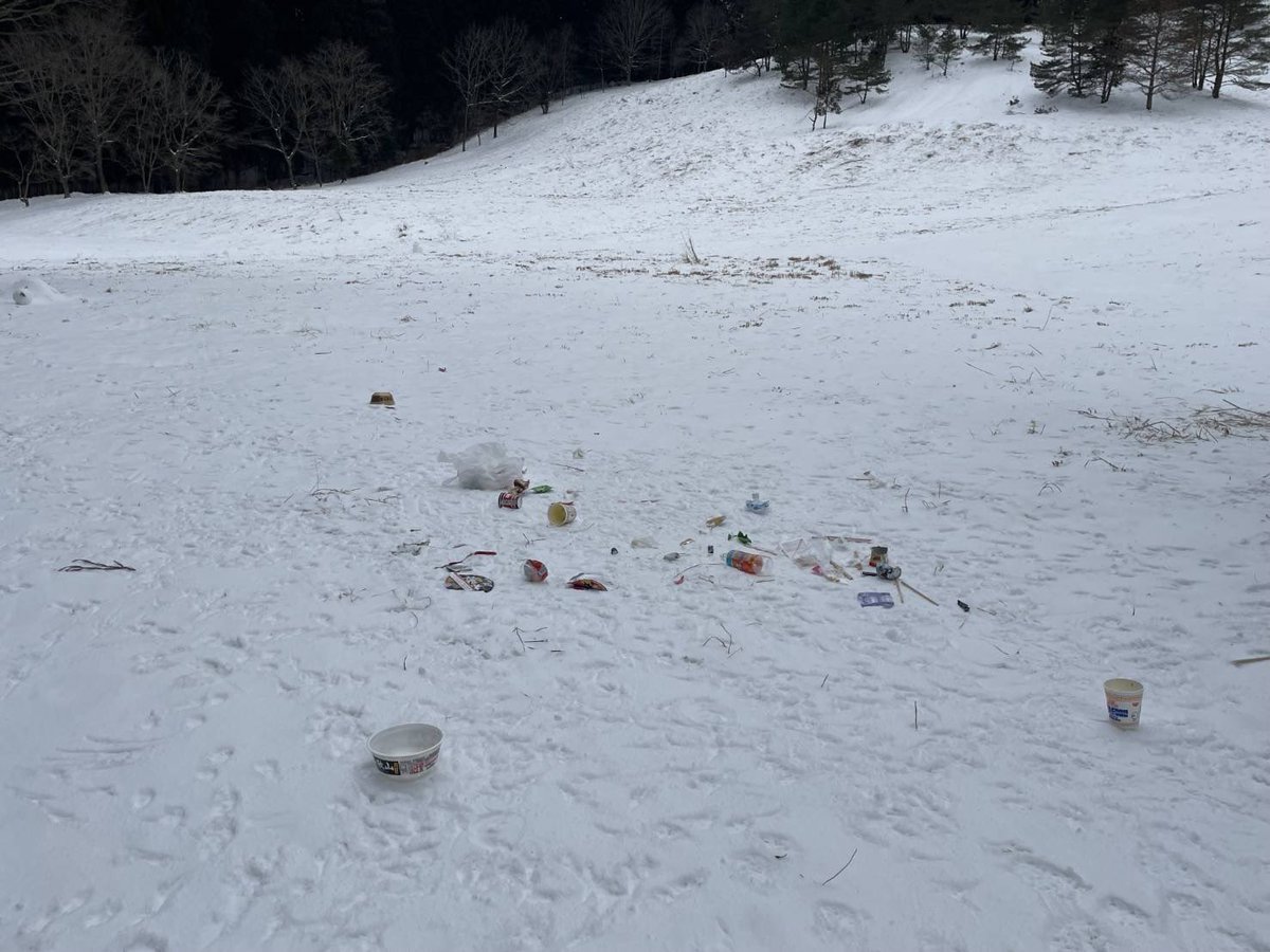Koya_Kongobuji's tweet photo. 【高野山スキー場（通称）をご利用の皆様へ大切なお願い】
過日からの積雪により、多くの方に高野山スキー場（通称）を楽しんでいただいています。
しかし残念なことに、ゴミの放置が散見されます。
当施設は、皆様に自由にお楽しみいただけるよう無料で開放しており、常駐の管理者がおりません。一人ひとりのマナーが、この場所を守る唯一の手段です。
また、焚き火やカセットコンロなどの「火気使用」は一切禁止となっております。
今後、マナー違反や火気の使用が続くようですと、やむを得ずスキー場を閉鎖せざるを得なくなります。この場所を存続させるためにも、ゴミの持ち帰りとルールの徹底にご協力をお願いいたします。