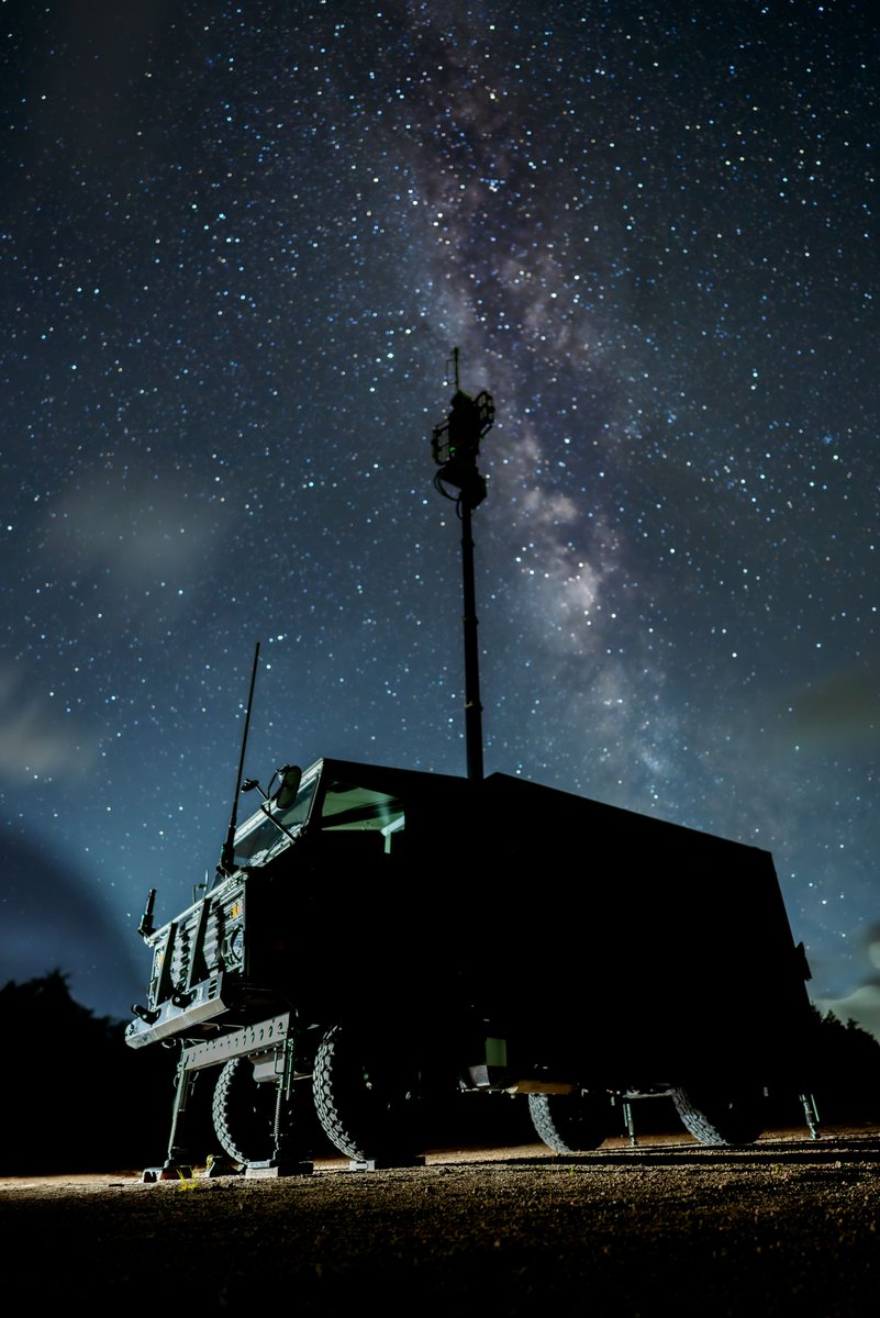 JGSDF_pr's tweet photo. 【令和７年度陸自写真コンテスト カレンダー部門（春）④】
「星の電波」
制作者コメント：天の川をモチーフに、目に見えない電波の存在を視覚化しました。テーマは「新たな任務への挑戦」。強固な通信体制を築くべく、宇宙経由の衛星通信等など、新領域に挑む通信隊の姿をイメージして撮影しました。#陸上自衛隊