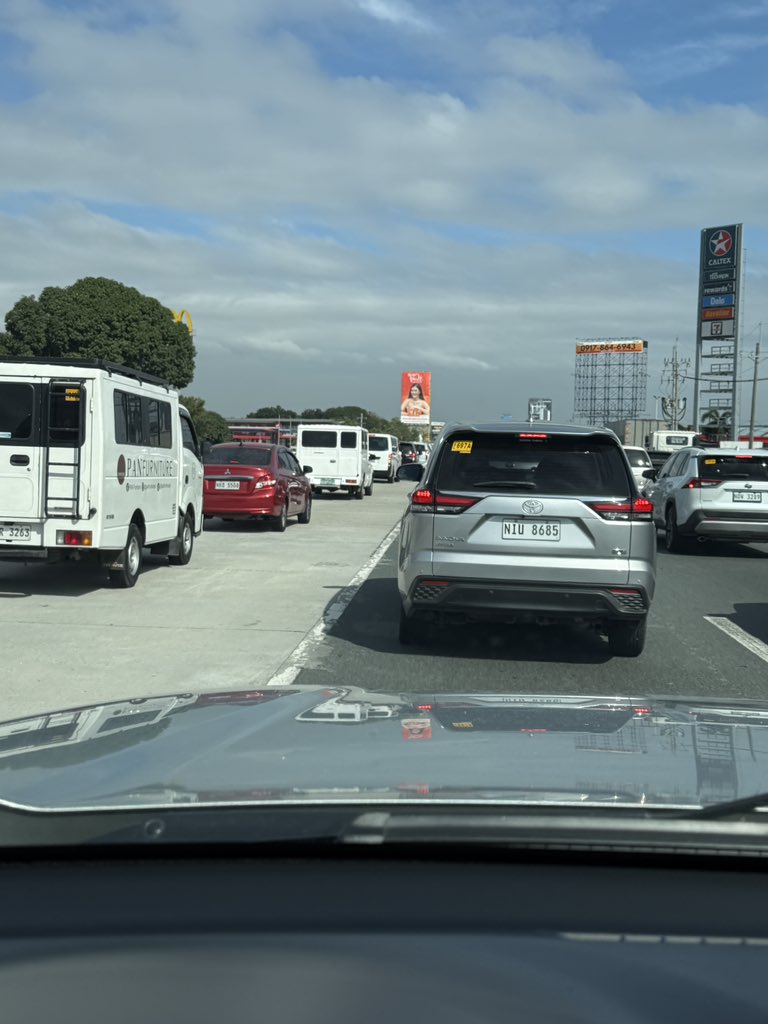 Jun_Neri's tweet image. whoever thought of partial widening of @OfficialSLEX roads probably takes a chopper to work. a daily commuter knows its dangerous at high speeds. At low speeds,like this morning, it will just eventually merge and even cause congestion. #CommonSense