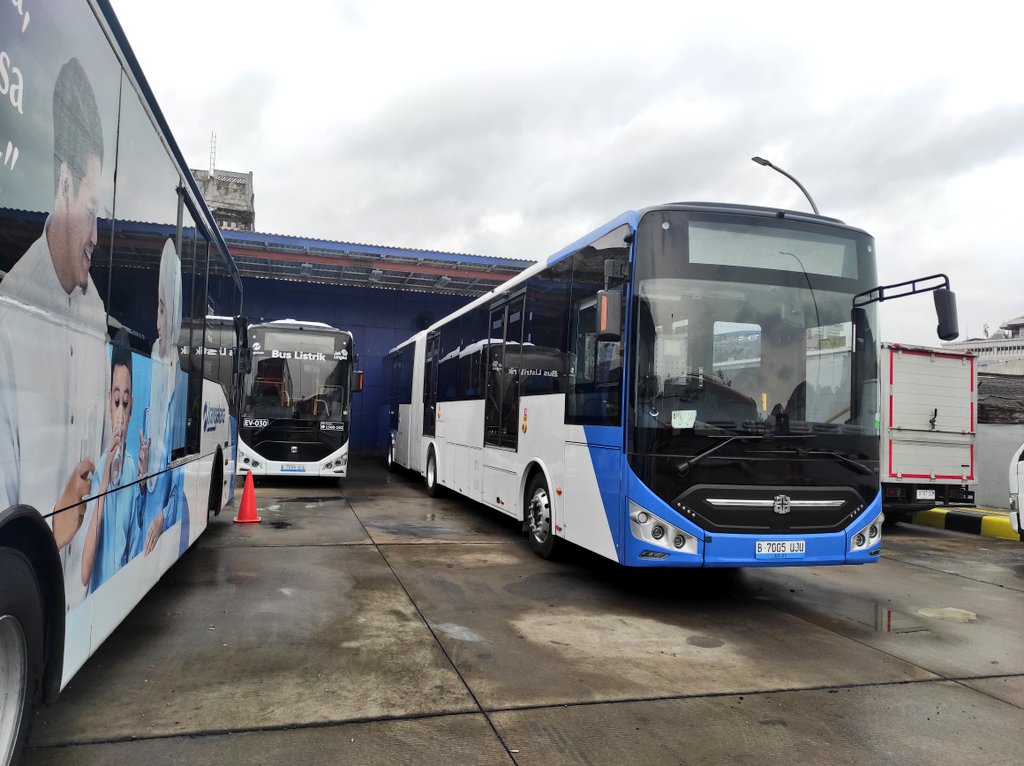 Terpantau EV Zhongtong tipe medium dan articulated terparkir di pool cawang. Sedang menunggu untuk di ujicoba

#transjakarta