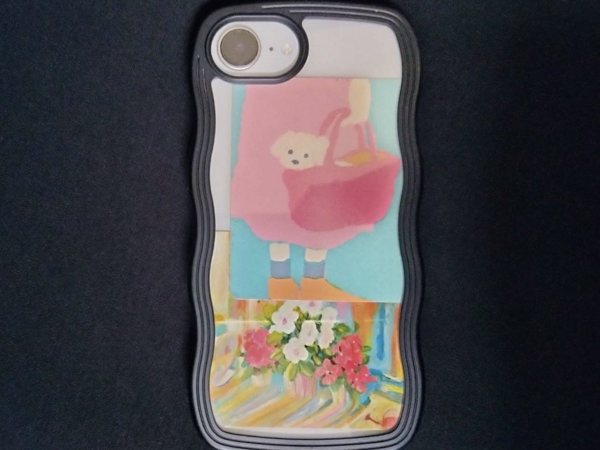 ロフトで見かけたmulaさんという方のステッカー。亡き愛犬を思い出してつい…👛
スマホの間に挟んでみたら可愛い。まだまだそばにいてほしかったな。明るい、暖かいところにいるといいな。