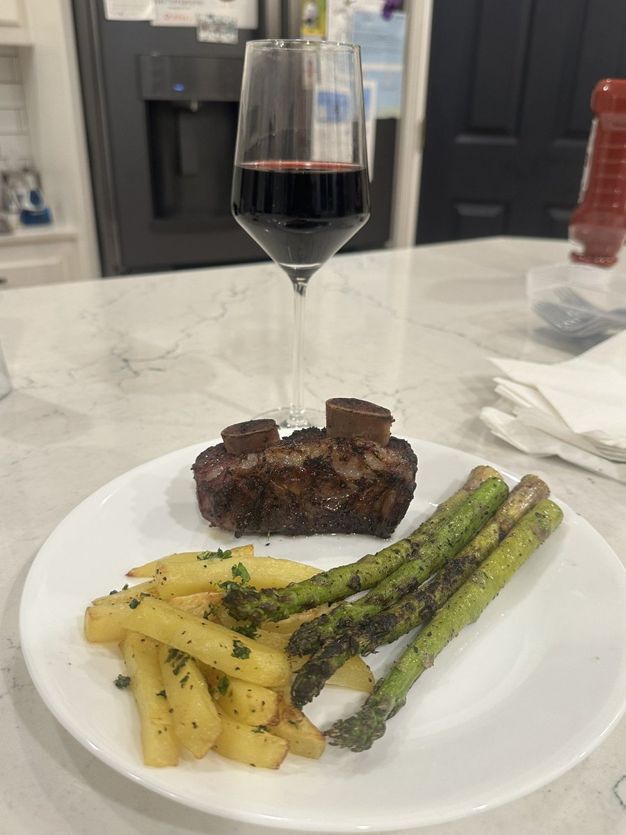 BrandonHokana's tweet photo. Argentinian Sunday Supper 

Asado de Tira
Papas a la Provenzal
espárragos a la parrilla
Vino tinto https://t.co/sfYeJGUNJ1
