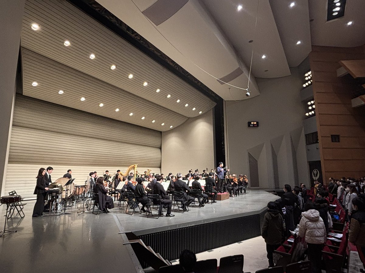 sendaiphil's tweet image. #仙台フィル 、本日は青森県八戸市にお邪魔して、八戸市内の小学生を対象に文化庁「文化施設活用事業」として、オーケストラ鑑賞教室を開催しています。指揮は #米田覚士 さん。今日は午前中と午後の2公演です🎻