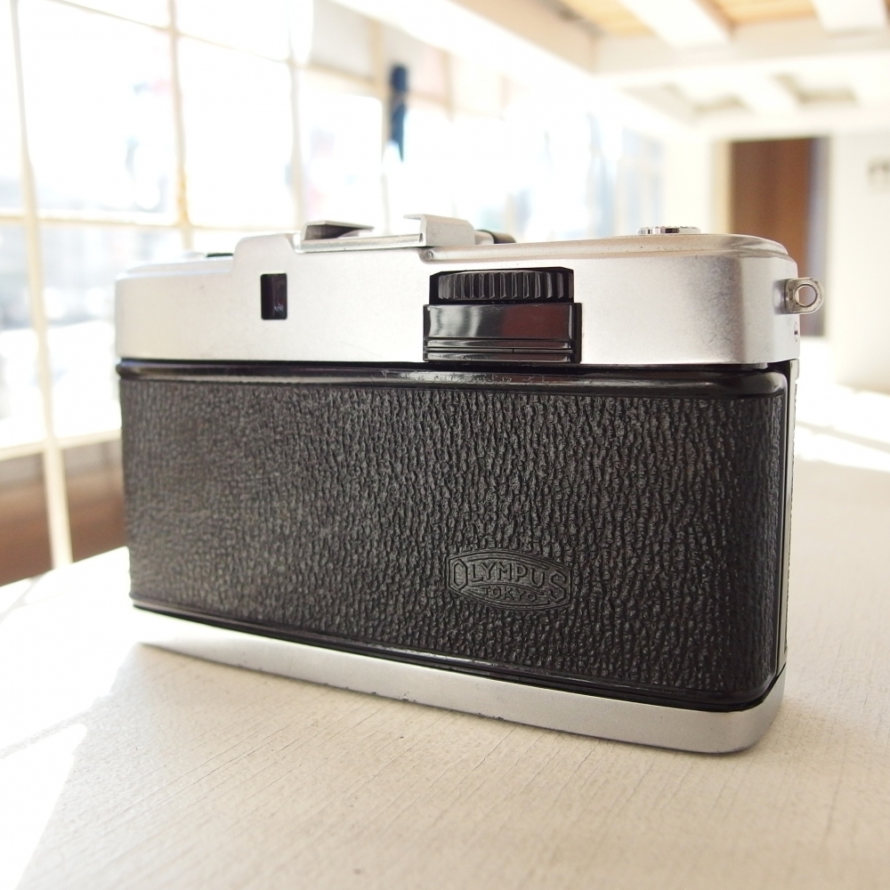 champcamera's tweet image. [中古]OLYMPUS PEN-S(オーバーホール済) ￥24,000 by たまプラーザ店

1960年発売のハーフカメラ。
Dズイコー30mm F2.8の明るいレンズを搭載したPEN-Sは、手にすっぽり収まるので女性でも扱いやすいカメラです☆

#フィルムカメラ #たまプラーザ #PENS #田園都市線
champcamera.co.jp/topics/?id=ta_…