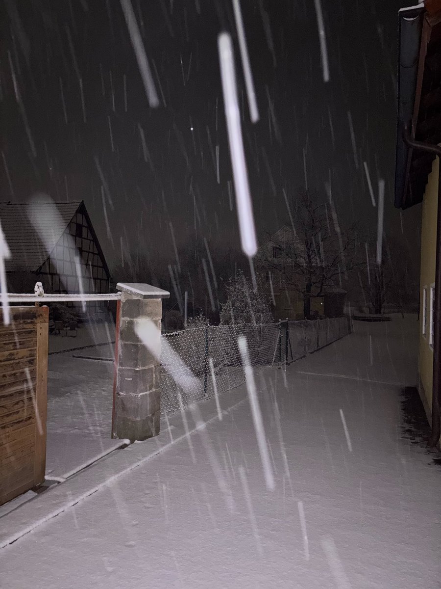 toto2878's tweet photo. Seit 20:30 Uhr durchgehend Schneefall. Bis jetzt und es schneit immer noch. Den Schneesturm haben wir nicht bekommen aber den Schnee https://t.co/ihjLgoMQRB