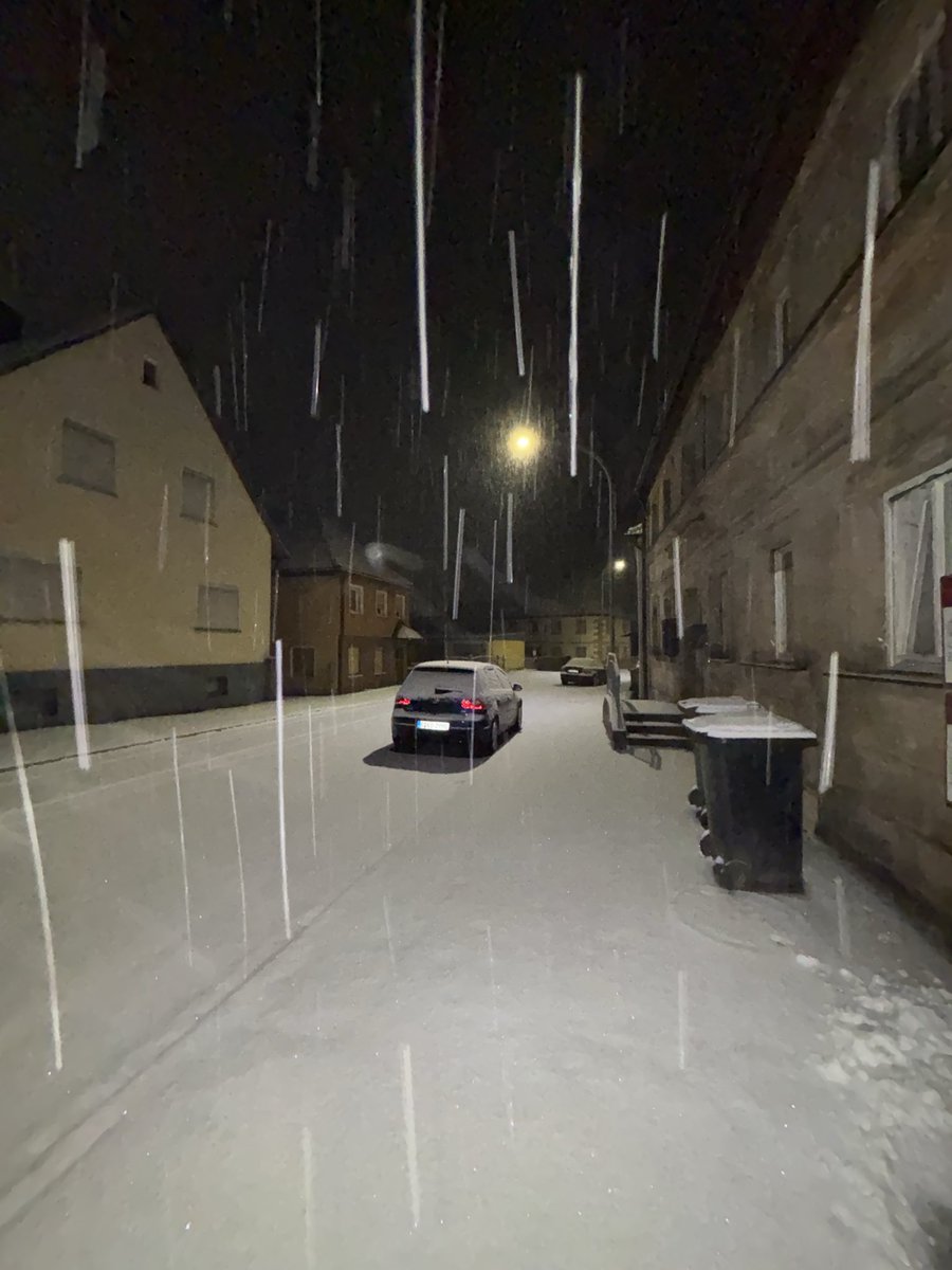 toto2878's tweet photo. Seit 20:30 Uhr durchgehend Schneefall. Bis jetzt und es schneit immer noch. Den Schneesturm haben wir nicht bekommen aber den Schnee https://t.co/ihjLgoMQRB