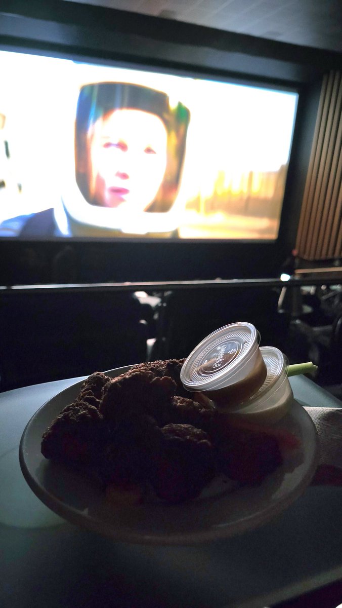ponchomoreleon's tweet photo. También hay que decir lo bueno!! @Cinepolis VIP de Altaria Ags. vaya que tienen buen servicio👍🏽 Los boneless están de otro nivel, los cinepolitos muy amables y palomas recién hechas! Que manera de cerrar el domingo😁 https://t.co/qBBa5Zg04u