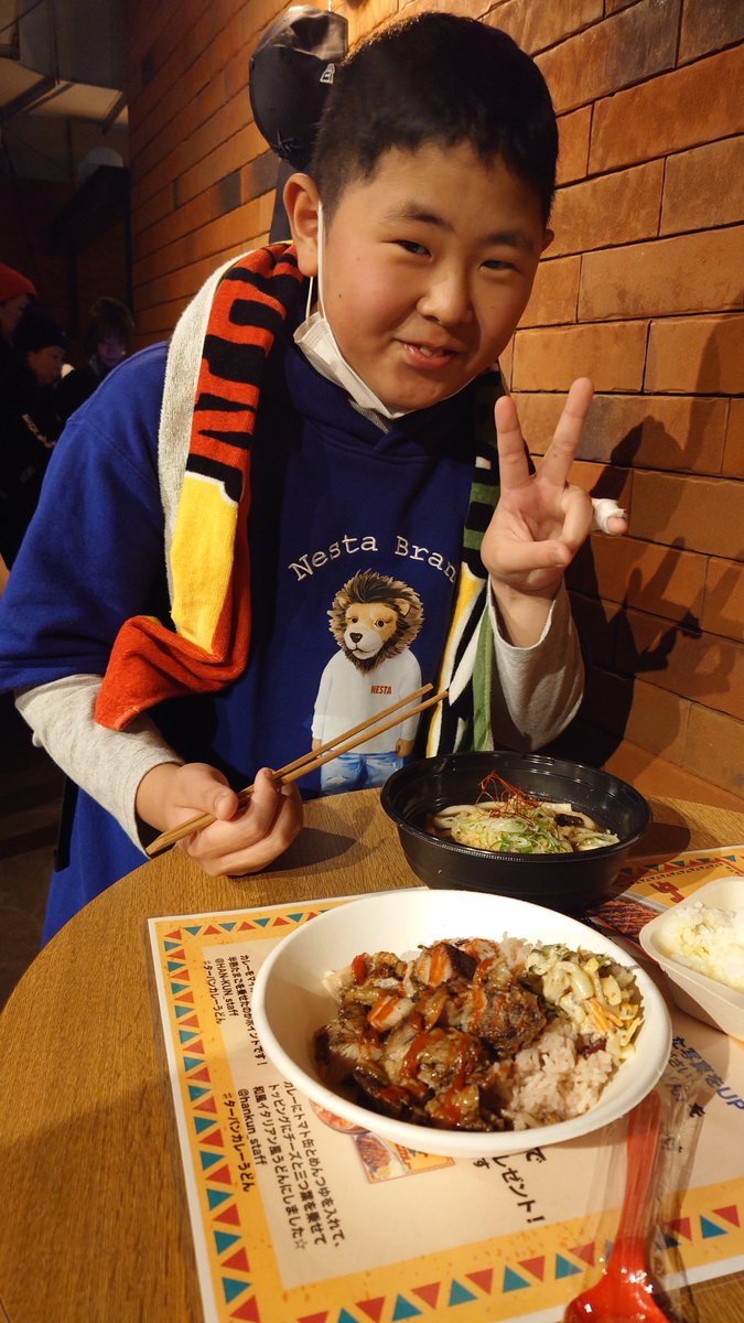 SAKKUN_Reggae's tweet photo. @VOICEMAGICIANjp #ハンクンバースデーバッシュ
ぼっちゃんと次女と一緒に行きました。VIBESカレー・ジャークチキン・カレーうどんサイコ～でした。HAN-KUNと次女が一緒の誕生日なので、ダブルでお祝いで盛り上がって楽しめました🎉 https://t.co/bsOeD1EtFD