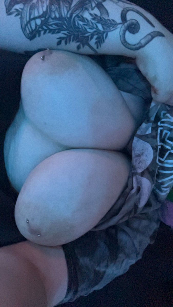 here damn

#nsfwtwt #twitterafterdark #fat #bbw #ssbbw #goth #pierced #coloredhair #puppygirl