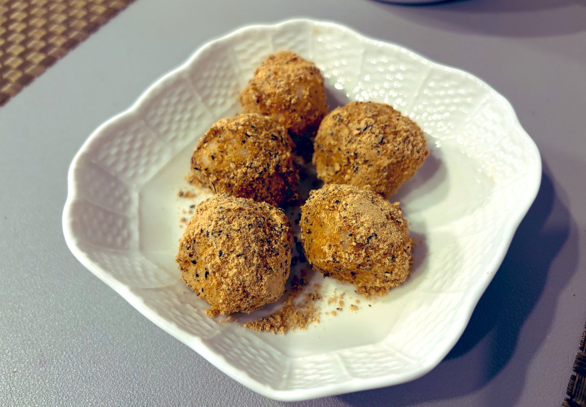 ダイエットしてた時の上新粉が余ってたから、こねて茹でてお団子作ってみた。