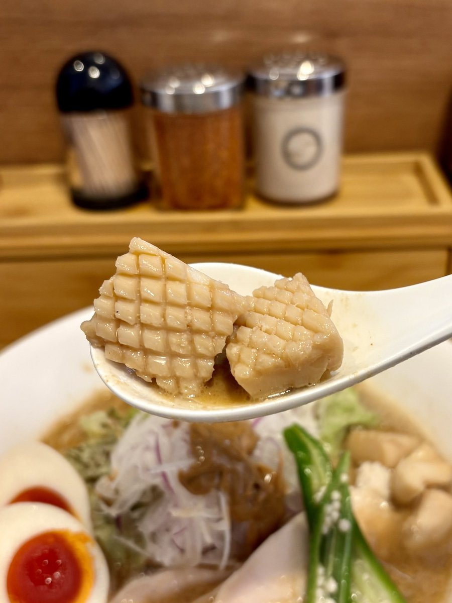 runnerDaibar's tweet image. 麺屋Mさん

本日（1/26）も豪華限定3品‼️

　アジアン新作のシラチャーそば⭐️
　久しぶりの烏賊肝そば🦑
　安定の美味さの鴨そば🦆

どれも美味そうです💕
先日に頂いた烏賊肝そば（味玉TP）、肝好きにはたまらない一杯でした😋🦑

＃麺屋M