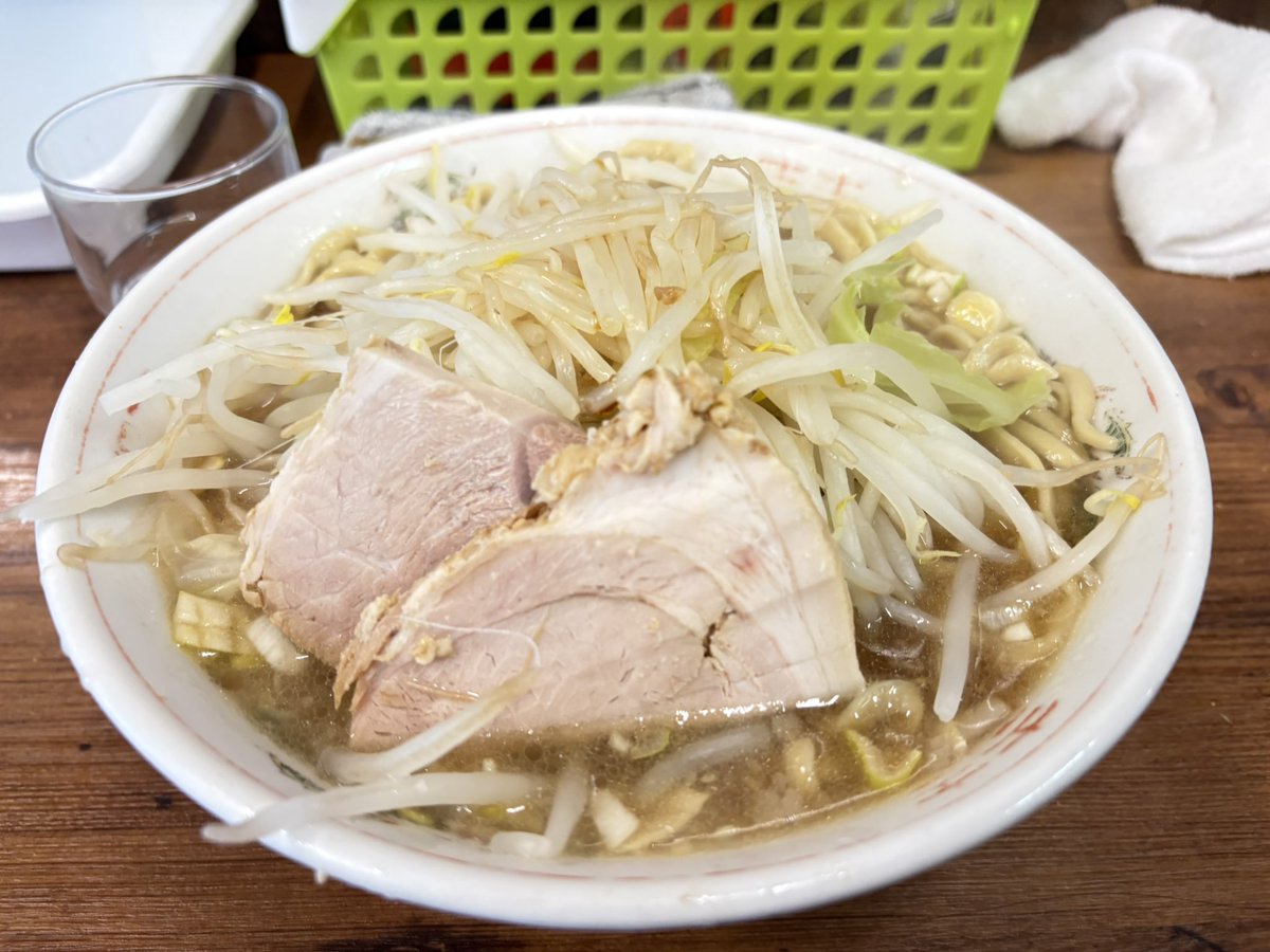 ラーメン二郎 品川店

小ラーメン         ¥950
ネギ                    ¥100
コール: カラメ

10:30外並び6人に接続

今日も寒くてヤバイ…
そんな日は暖かいラーメンに限る

今日のは醤油と出汁のバランスが好みで、麺を啜ると甘みが口の中に広がり超絶美味い😋

ネギの風味も抜群で気絶しかけた 笑