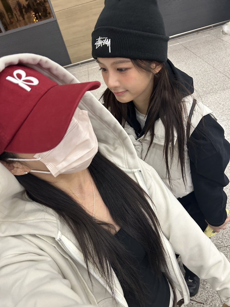 윤아엉니 생일축하해오👯‍♀️🎂😻
올해도 건강하고 재밌게 같이 잘 달려보자구요🔥🔥🔥
그리구 언니의 기절샷💤을 영원히 수집할 것 입니다💖

#NMIXX #엔믹스 
#규진 #KYUJIN 
#설윤이_행복해지는_부적
#LUCKY_SULLYOON_DAY