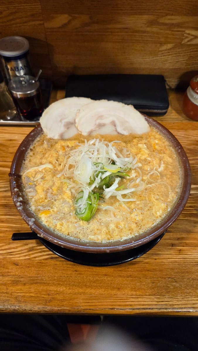 KurichiSana's tweet image. 1月25日（日）
先日の暴飲暴食夕食

チャッチャ系ラーメンもん吉@桐生市

◇限定　辛玉とんこつ　背脂1番
　細麺変更　1,130円

豆板醤の辛味とさっぱりとんこつスープに炒めた豚肉と卵とじが合わさった激ウマな一杯
今回はレギュラーとんこつに合わせ細麺変更
お酢たっぷりと辣油大蒜味変も最高💯😍