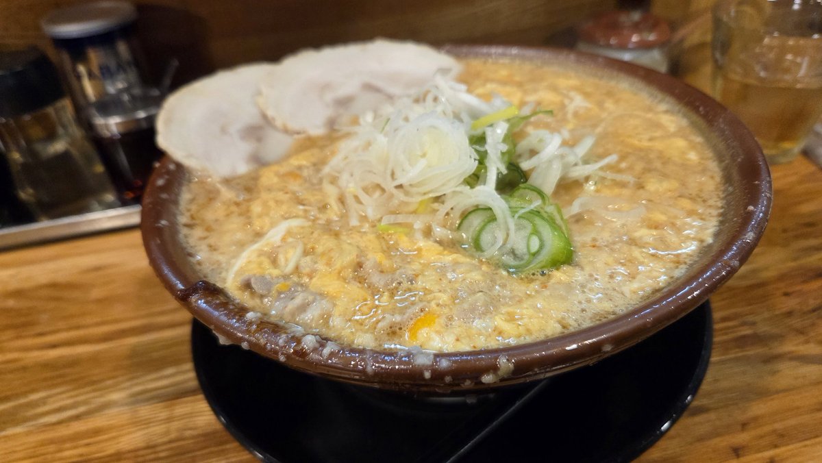 KurichiSana's tweet image. 1月25日（日）
先日の暴飲暴食夕食

チャッチャ系ラーメンもん吉@桐生市

◇限定　辛玉とんこつ　背脂1番
　細麺変更　1,130円

豆板醤の辛味とさっぱりとんこつスープに炒めた豚肉と卵とじが合わさった激ウマな一杯
今回はレギュラーとんこつに合わせ細麺変更
お酢たっぷりと辣油大蒜味変も最高💯😍