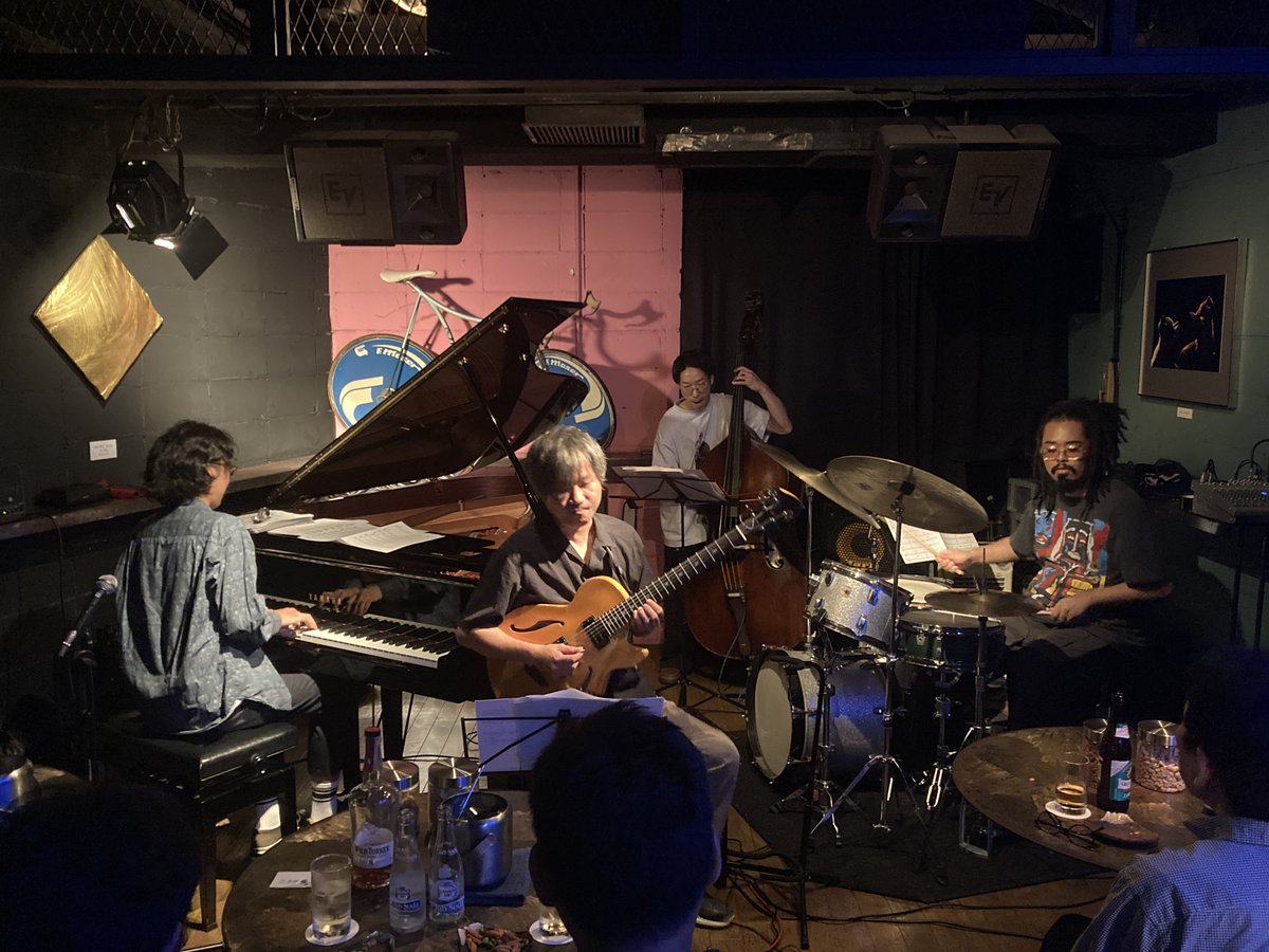 ステージセッティング完了！今宵のライヴは布施音人 QUARTET(布施音人p馬場孝喜g古木佳祐b中村海斗ds)、今注目の若手ピアニスト布施音人、言わずもがなの素晴らしいメンバー、超超超オススメ、とっても楽しいライヴですのでぜひ、午後7時30分開演です。i-saltpeanuts.jugem.jp