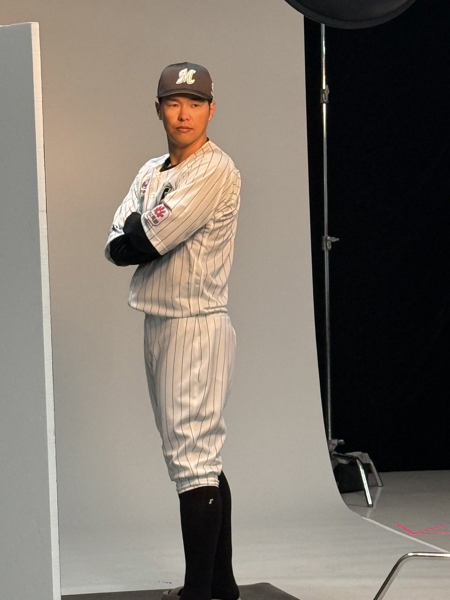 新しいユニホームを着用して撮影中の #中村奨吾 選手。 #chibalotte #広報