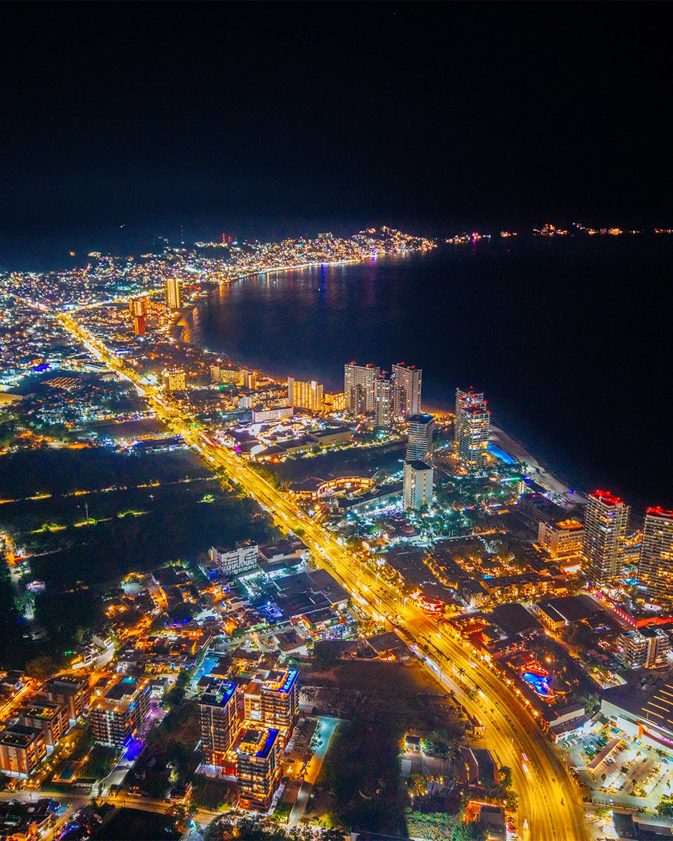 The day in Vallarta is wonderful... but the night is the best. 😎🌙🌴
What’s your perfect night plan?