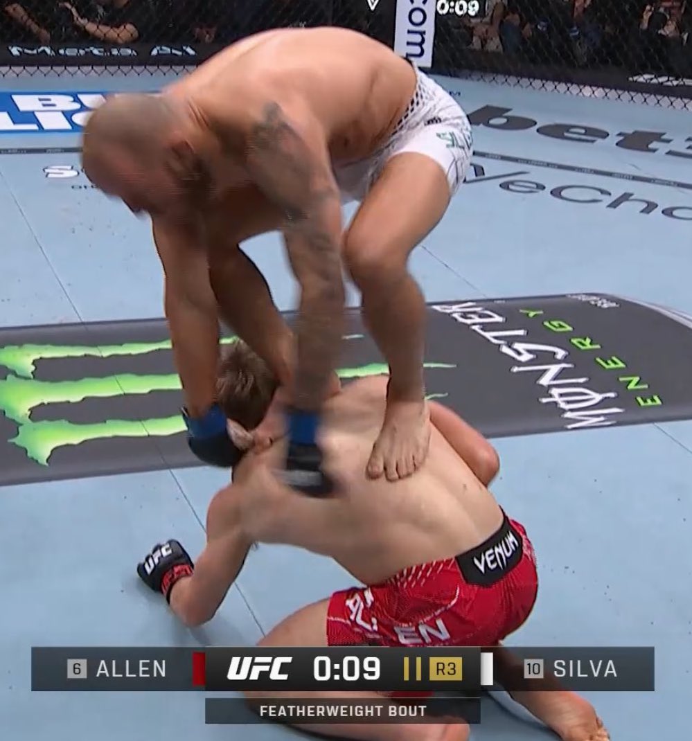 FightsMemory's tweet image. シウバはジムでもあのサーフィンの動きをすると話した🤯

「練習してきた事なんだ。アレンをグラウンドで抑え込むのは難しいと分かっていた。彼は両手を地面について立ち上がろうとして、その時に背中が空く。だからラウンドの終わりにあの動きが出来ると考えていたんだ」…