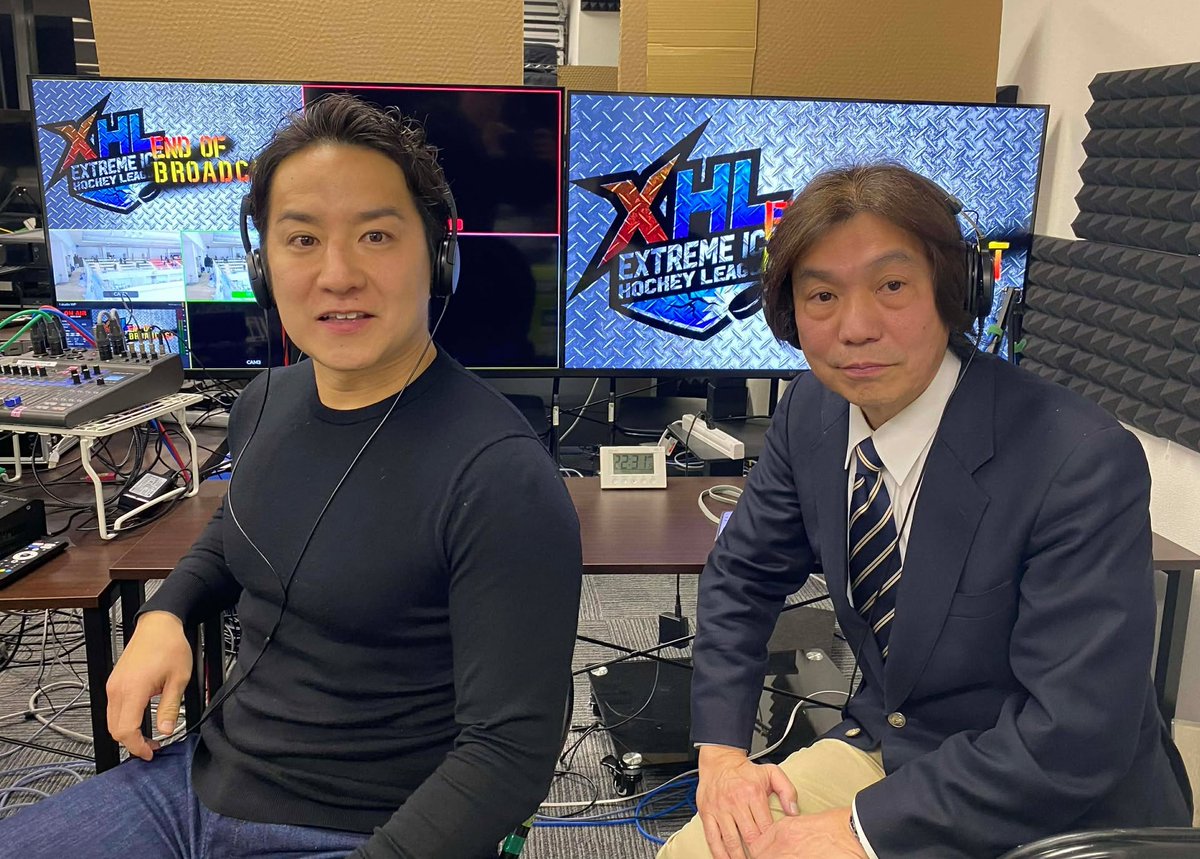 dougajidai's tweet photo. アイスホッケーの実況は、2002年のソルトレイクシティ冬季五輪以来、24年ぶりという、岩下のりひこアナウンサー（右）。

「名古屋オルクス×滋賀ブルーライズIHC」の一戦を担当してもらいました。

ニッポン放送とフジテレビのアナウンサーとして、プロ野球中継などで活躍した、本物のプロ。

「あ、野球中継で聞いたことがある声だ！」と、多くの視聴者が感じたと思います。

「久しぶりのアイスホッケーで緊張しましたが、解説の、菊池秀治（きくち・しゅうじ）さん（左）に助けられて、何とか、走り切ることができました」

「物凄いスピード感に、あっけに取られましたが、このスピード感こそ、アイスホッケーの魅力です。スティックがパックを叩く高い音と、選手同士がコンタクトする低い音もお楽しみいただけましたか？菊池秀治さん！ありがとうございました。また、ご一緒できれば！」