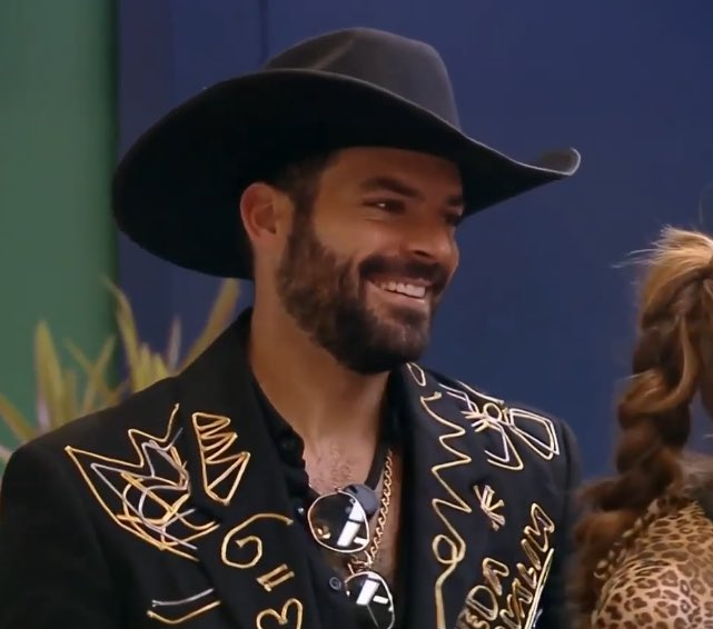 Este mierda....Se esta burlando por que sabe que lo estan PROTEGIENDO Fuera ADRIAN #ApostariasPorMi