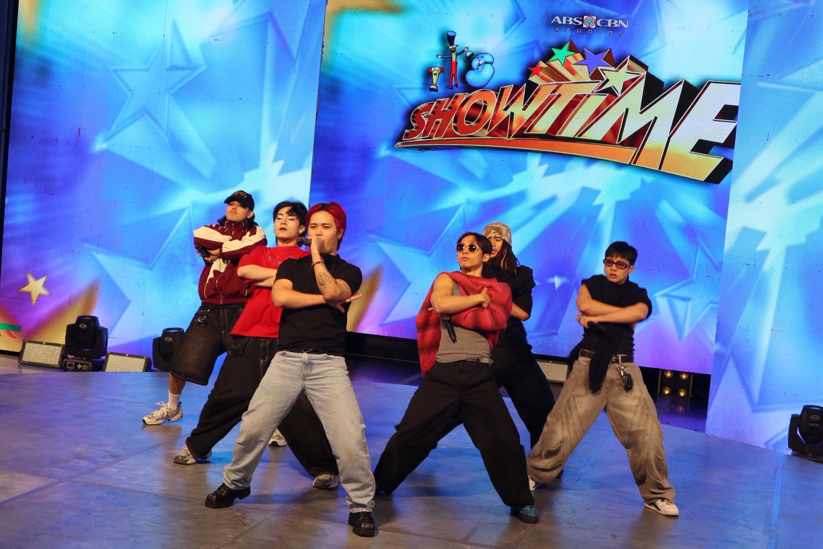 Official_ALAMAT's tweet photo. Pa-pa-pa, pa-ra-pa
Pa-ra-pa, ra-pa-pa
Soundcheck ☑️
Mula Luzon, Visayas, hanggang Mindanao, tara na’t manood ng @itsShowtimeNa mamaya!
#ALAMAT #ALAMATsaShowtime https://t.co/TGbJnuEYAl
