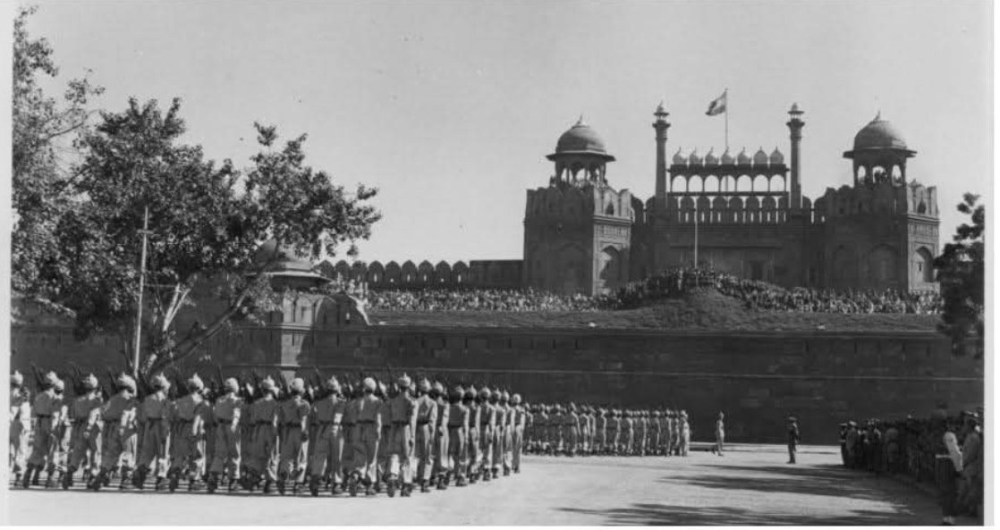 भारत आज अपना 77वां गणतंत्र दिवस मना रहा है.  

आज से 76 साल पहले भारत में पहला गणतंत्र दिवस मनाया गया था .

उस दिन गणतंत्र दिवस की परेड पुराना क़िला के सामने ब्रिटिश स्टेडियम में हुई थी.

डॉ. राजेंद्र प्रसाद ने गणतंत्र भारत में पहली बार तिरंगा झंडा फहराया.

सबसे पहले तोपों की