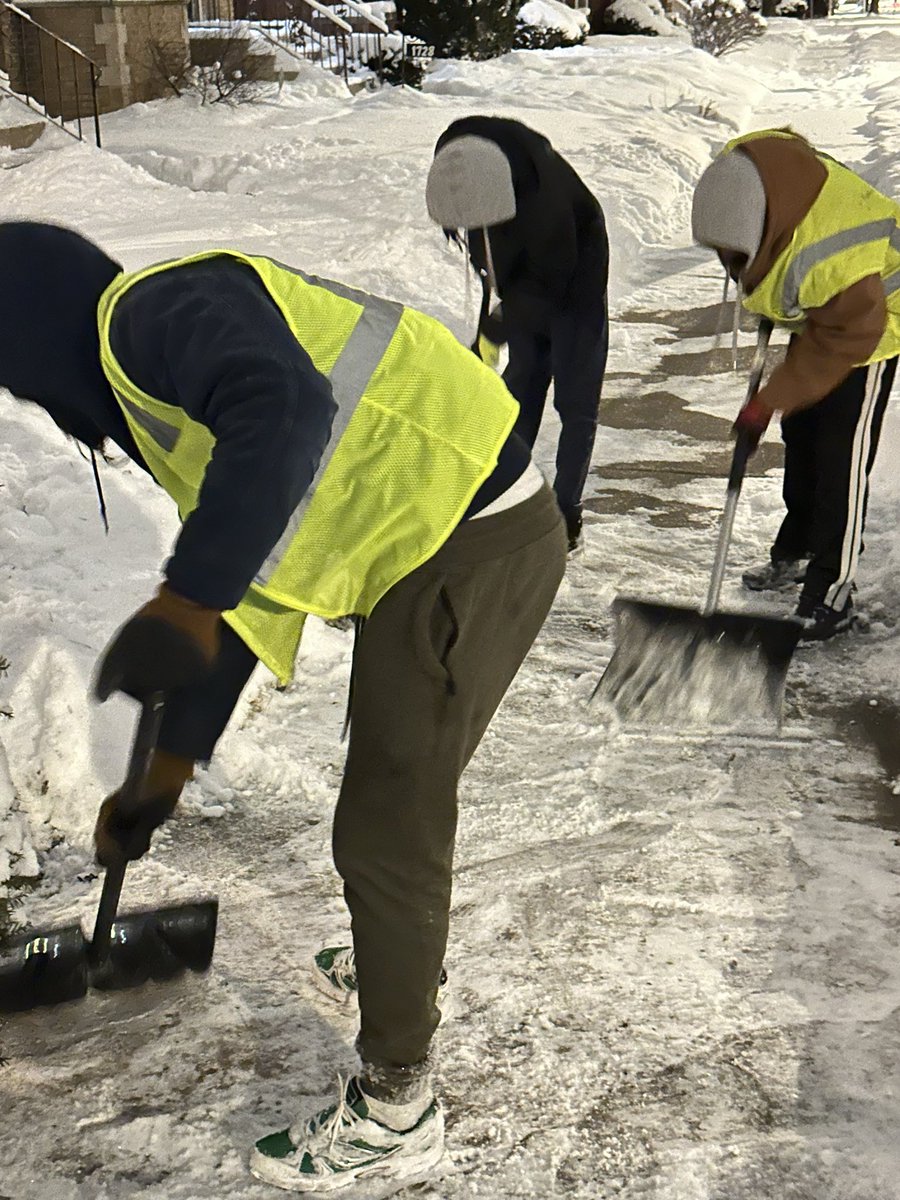 CCC_CrimeChaser's tweet image. #YOUTH #CCC #SERVING #THE #COMMUNITY 

Today i took the youth out again to provide shoveling &amp;amp; snow removal services in different communities in Chicago. ❄️

Our goal was to teach our youth how to become leaders in their communities. How to hustle the positive right way, instead