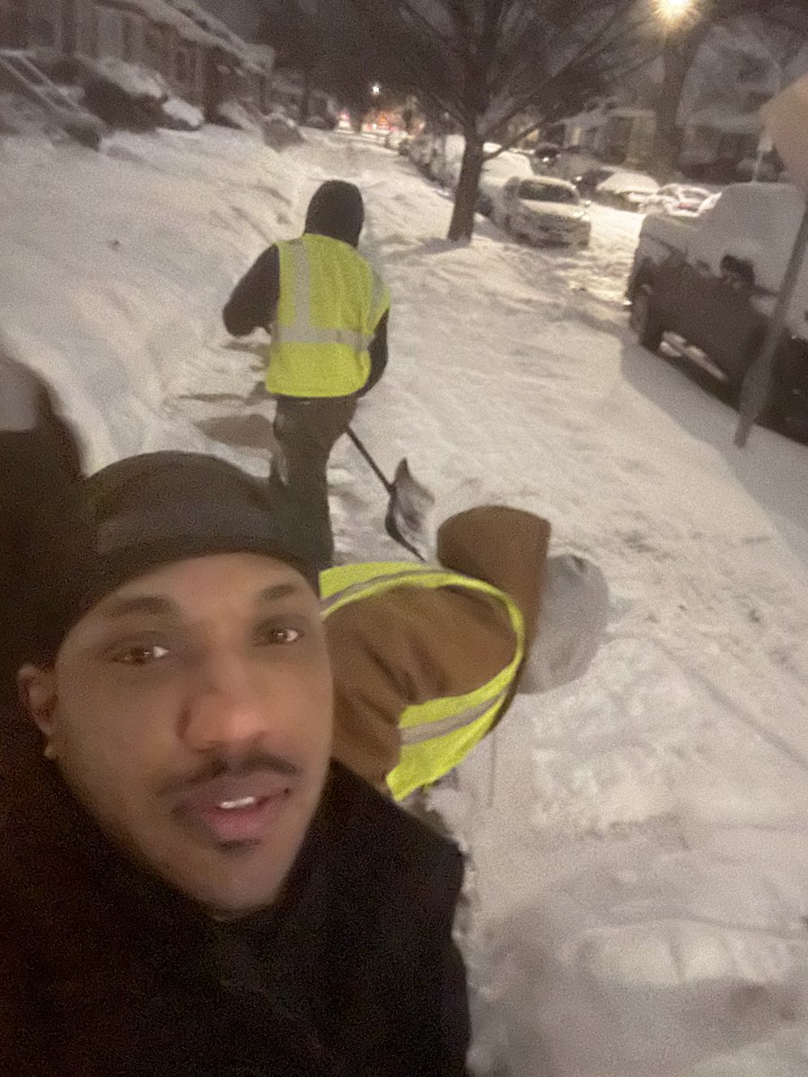 CCC_CrimeChaser's tweet image. #YOUTH #CCC #SERVING #THE #COMMUNITY 

Today i took the youth out again to provide shoveling &amp;amp; snow removal services in different communities in Chicago. ❄️

Our goal was to teach our youth how to become leaders in their communities. How to hustle the positive right way, instead