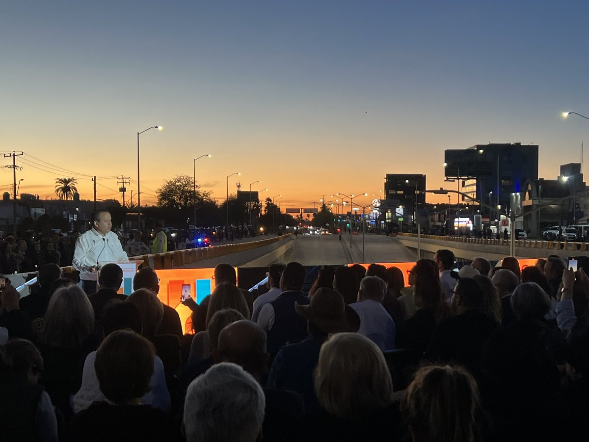 ¿Y de qué quieres tu nieve?

Pese a todas las resistencias políticas, un fallido intento de clausura, el negarle una ley de ingresos y múltiples campañas negras en contra de esta histórica obra, el día de hoy el alcalde Toño Astiazarán inauguró el Paso a Desnivel de Colosio y