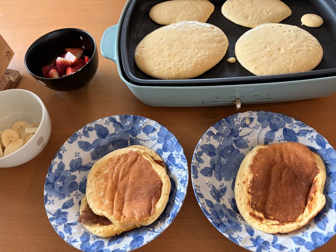 今回のうめももちゃんみて、ふわふわ〜に感動するうめももちゃんたちがかわいくて、スフレパンケーキ食べた〜いとなりつくりました。
うめももちゃんは、小さいホットケーキをみて、ホットケーキのいちばんおいしいとこだ!となれるまんがです。
超おすすめです。 