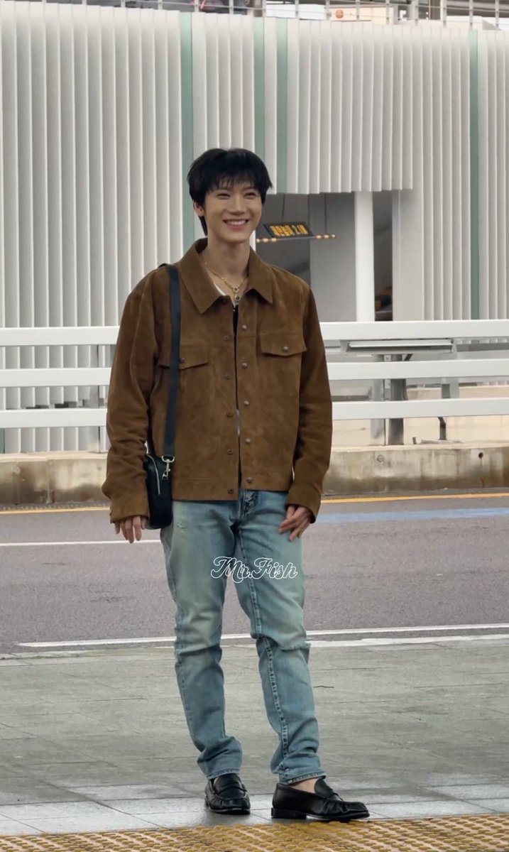 Fz_Fang's tweet image. Saint Laurent Ambassador ยิ้มแฉ่งมาเลยคับ เตรียมตัวไปเฉิดฉายที่ปารีส 🤚🏻🥺
#TENtoYSL2026Show