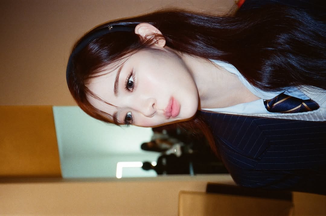 this photo gives such dark academia vibes, don't you think? 🎀 i felt like a main character in a movie today! i hope your day is as sparkly and sweet as a strawberry parfait. 🍓✨