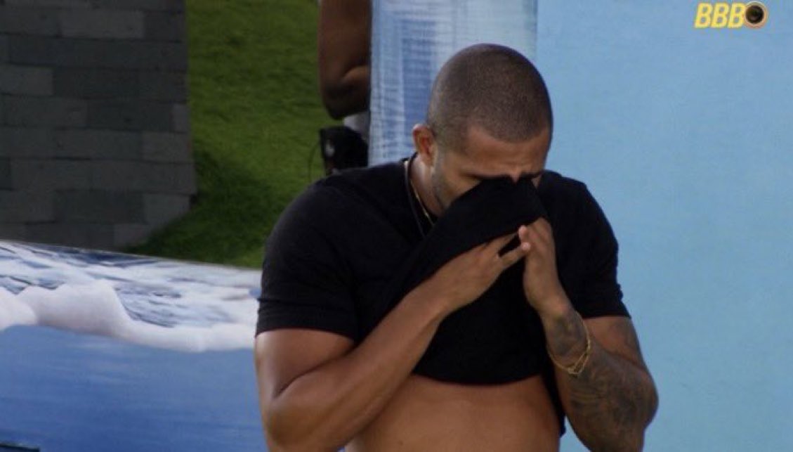 luscas's tweet image. diferente da bunda as lágrimas ele limpa galera