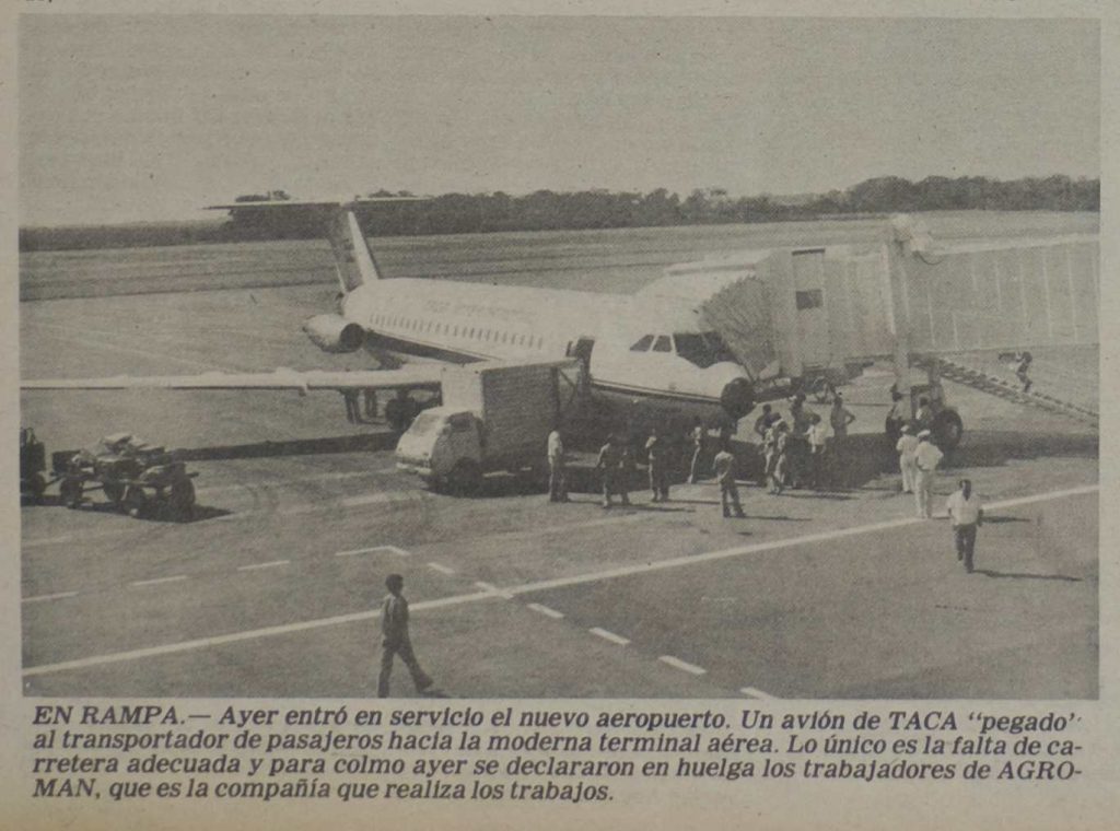 elsalvadorcom's tweet photo. #Galería | Durante décadas, el Aeropuerto Internacional de Ilopango fue la principal puerta aérea de El Salvador. Desde ahí despegaron los primeros vuelos comerciales y se vivieron despedidas familiares que parecían interminables, cuando viajar en avión era un acontecimiento poco común.

Sin embargo, hacia finales de los años setenta, el aumento del tráfico aéreo dejó en evidencia las limitaciones de esa terminal, tanto por espacio como por ubicación.
Ante ese escenario, el país apostó por una nueva infraestructura aeroportuaria. El proyecto tomó forma en Comalapa, en La Paz, a unos 36 kilómetros al sur de San Salvador.

👉 ¿Quieres conocer más detalles? Entrá a la nota: https://t.co/sR8uKO0ni8