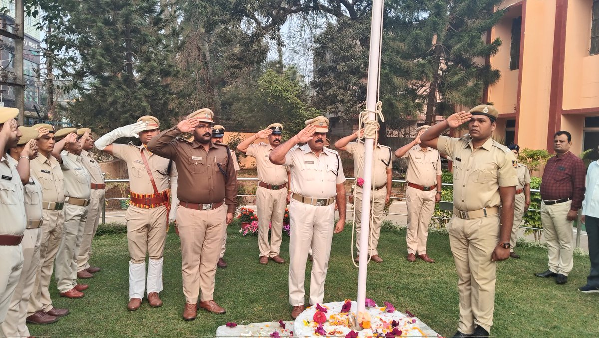 ଜିଲ୍ଲା ପୋଲିସ କାର୍ଯ୍ୟାଳୟ,ଭଦ୍ରକରେ #୭୭ତମ ପବିତ୍ର ସାଧାରଣତନ୍ତ୍ର ଦିବସ ସମାରୋହ ଉତ୍ସଵ ଅନୁଷ୍ଠିତ ହୋଇଯାଇଛି। ଏହି ଅବସରରେ ସମସ୍ତ ବିଭାଗୀୟ ଅଧିକାରୀ ଓ କର୍ମଚାରୀ ମାନଙ୍କ ଉପସ୍ଥିତ ରେ ଆରକ୍ଷୀ ଅଧିକ୍ଷକ,ଭଦ୍ରକ ଜାତୀୟ ପତାକା ଉତ୍ତୋଳନ କଲେ l