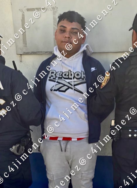 EN IG / EN C4
PRESUMIENDO lo ROBADO
Javier Meza
18 años
Es una mugrosa rata del Face.
Con 2 cómplices, ponía anuncios en #Marketplace para atracar personas en <a href="/AlcaldiaAO/">Alcaldía Álvaro Obregón</a> 
-Así se lucia en redes: con su playera de <a href="/Chivas/">CHIVAS</a> y el $ q robaba.
-Así acabó: detenido por <a href="/SSC_CDMX/">SSC CDMX</a>