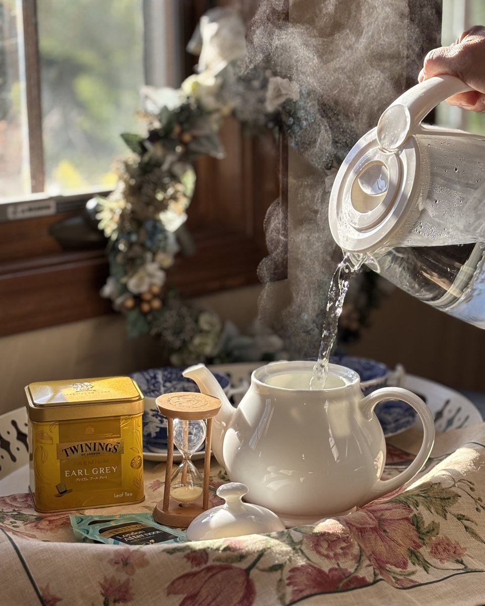 TWININGS_jp's tweet photo. ＼冬の紅茶は“温度”が決め手☕️／
紅茶は、なぜ「沸騰したてのお湯」でいれるのがよいのでしょうか？
実は、紅茶の主成分である紅茶ポリフェノールやカフェインは80℃以上でよく溶け出す性質があるのです👀
そのため、お湯の温度が低いと、香りが立ちにくく、味も平坦に感じやすくなるとのこと🤔
 
では、おいしく紅茶をいれるポイントは？✨
 
🌡️沸騰したてのお湯でいれる
🌡️カップとポットは湯通しして事前に温める
🌡️ティーバッグで抽出する場合も、できればカップに蓋をする
 
今回は温度についてのコツをまとめてみました。
寒い季節こそ、温度を味方に。
いつもの紅茶を、ひと手間かけて、更においしく楽しんでみてくださいね🥰