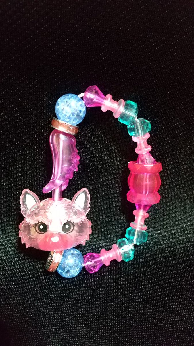e9e4pDDnhASjFyx's tweet photo. #ペット #トランスフォーム #猫 #クマ #ブレスレット #toy #Spin #アクセサリー #accessor #ギミック
toypetの頭部と尻尾を引っ張って
軽く捻ると固定される😊
アメリカ発のtoyって面白いな～
ブレスレットがトランスフォーム
って発想💡も斬新で楽しい🐻🐱
2通りの楽しみ方が出来るギミック https://t.co/ZV0FBdTC3M