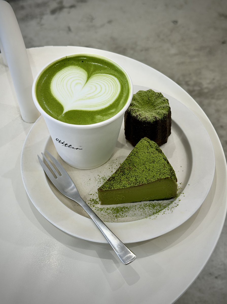 nyapi3995's tweet image. 月曜日こんにちわ☀️
歩いてると風が冷たくて寒いし、
水曜日くらいからまた寒波きて
雪が降るって予報が出てるから
雪国の方は気を付けて下さい😭

今日のカフェ活☕️
抹茶のバスチーとカヌレ🍵
抹茶バスチーとカヌレがたまらない🥺!
ラテは甘さはなく濃くて本格的だが
めっちゃ飲みやすくて美味しい🤤!