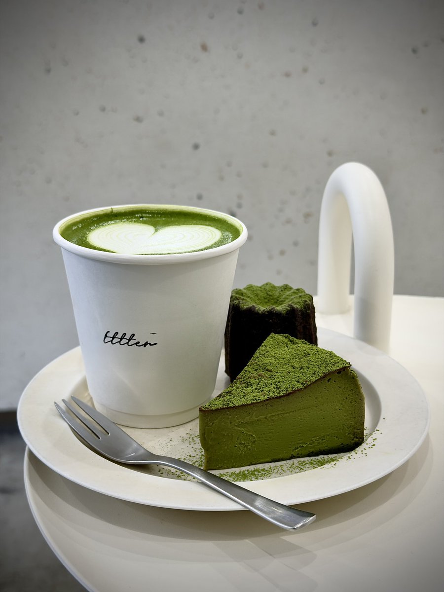 nyapi3995's tweet image. 月曜日こんにちわ☀️
歩いてると風が冷たくて寒いし、
水曜日くらいからまた寒波きて
雪が降るって予報が出てるから
雪国の方は気を付けて下さい😭

今日のカフェ活☕️
抹茶のバスチーとカヌレ🍵
抹茶バスチーとカヌレがたまらない🥺!
ラテは甘さはなく濃くて本格的だが
めっちゃ飲みやすくて美味しい🤤!