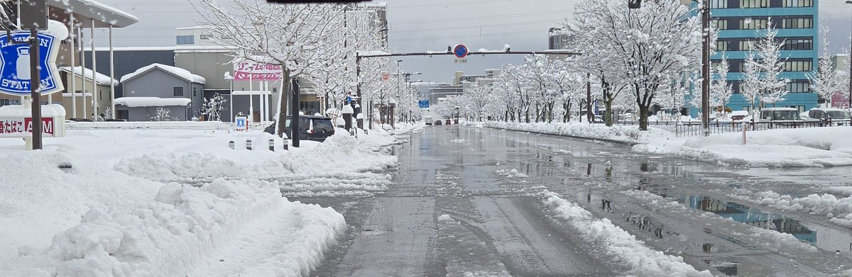 昨日の積雪は膝上くらいでした☃️
エアコンの室外機が凍ったのかすごい異音がするため今季終了です😇電気代が高いのでつけてなかった蓄熱を急遽つけました

#ワンダーフロッグ