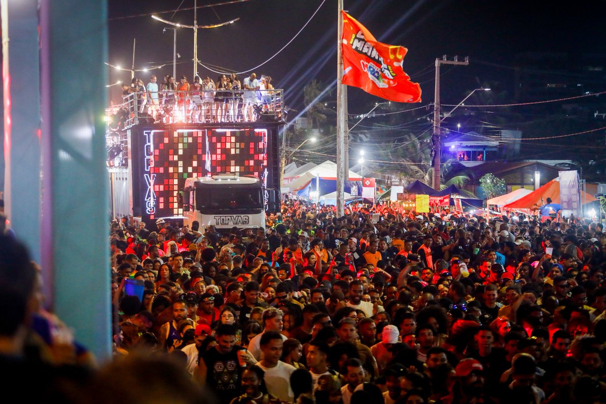 carlosbrandaoma's tweet photo. Até o @xanddyharmonia ficou impressionado com o mar de gente no #VemProMar 🎶✌🏻
O público cantou junto do início ao fim em mais uma noite de muita animação e alto astral do nosso Pré-Carnaval! https://t.co/FZpB9rWxwD