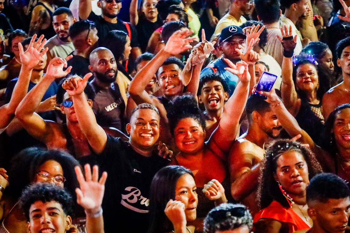 carlosbrandaoma's tweet photo. Até o @xanddyharmonia ficou impressionado com o mar de gente no #VemProMar 🎶✌🏻
O público cantou junto do início ao fim em mais uma noite de muita animação e alto astral do nosso Pré-Carnaval! https://t.co/FZpB9rWxwD