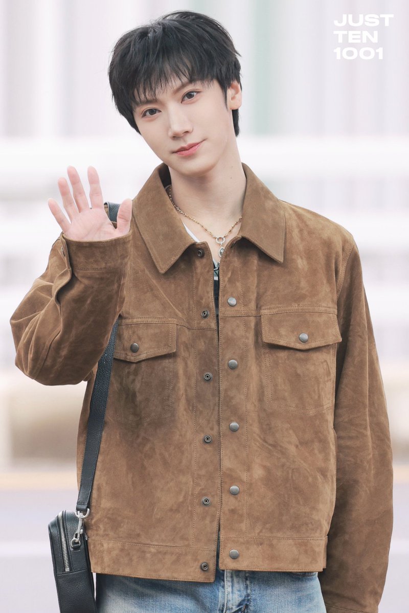 delighttttt_'s tweet image. น้องเตนล์กำลังบินไปปารีสแล้ว วันนี้ลุคเอาผมลง น่ารักมาก ผมเริ่มยาวแล้ว เมคอัพแอบดีนะวันนี้ ละมุนมากน้อง🥹 #TENtoYSL2026Show