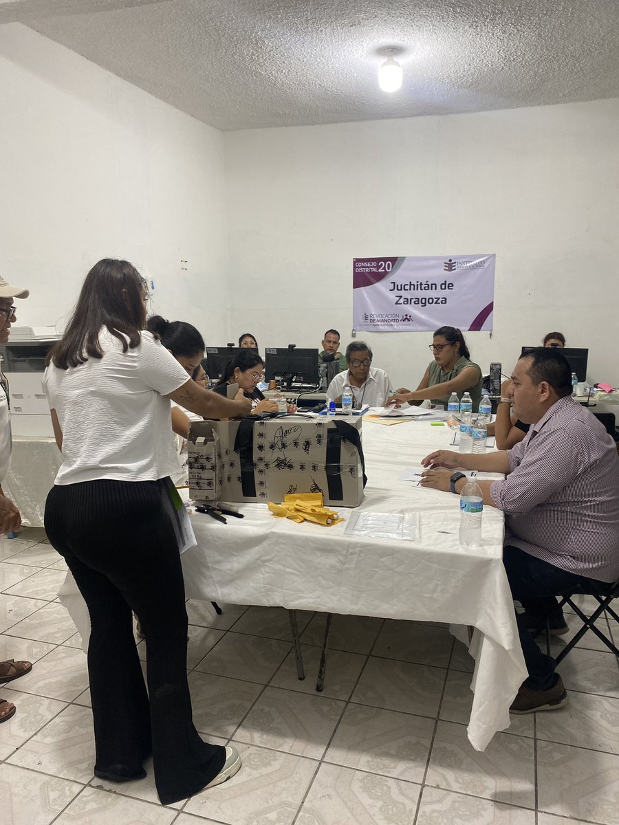 MuruagaFelipe's tweet photo. A diferencia de una elección, en la Revocación de Mandato en #Oaxaca, al cerrar las casillas inician de inmediato los cómputos distritales, parte fundamental del cierre legal y técnico que garantiza que el resultado refleje la voluntad ciudadana. 🗳️ https://t.co/U6Ck4eM3CI
