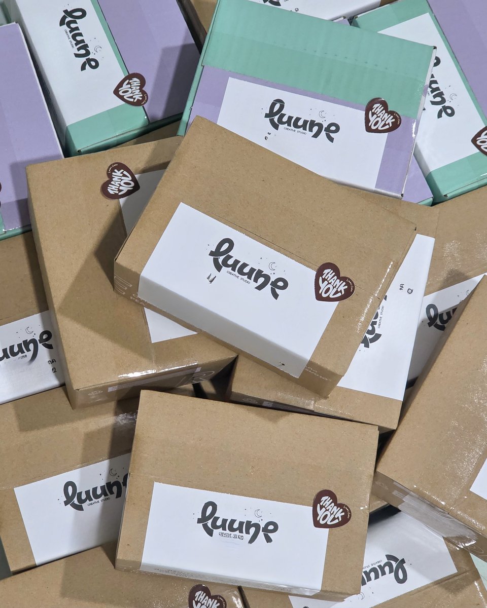 luune____'s tweet image. รอบแรกแพ็คจัดส่งแล้ว เย่ๆ เดี๋ยวอัพเดทเลขพัสดุให้นะคะ 🙏 รอบสองไม่มีการจองแล้วนะรอลุ้นในไลฟ์พร้อมกันทุกคนได้เบย 🥰

ปล.มีคนฝากถุงรอเอฟต่ออีกเพียบ 🙏

กลุ่มอัพเดท :  "Luune Studio" 
line.me/ti/g2/Lbh3quDI…

#สนามอ่านเล่น2026xGMMTV #ตลาดนัดgmmtv #การ์ดgmm