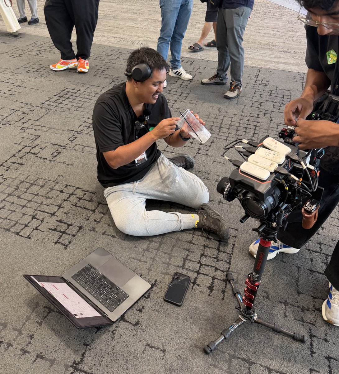 เห็นสื่อใหญ่ขโมยไลฟ์พี่โบ๊ทเหรอ กุสงสารเอาจริงนะ แกแม่งไปทุกที่ที่ไปได้อะ ไหนจะแรงที่ต้องเดินๆๆๆ ต่อกันเป็น ชม ไหนจะค่าใช้จ่าย เจอสื่อที่มีเงินเยอะกว่ามีแรงเยอะกว่าทำแบบนี้ละส้นตีนจังเลย