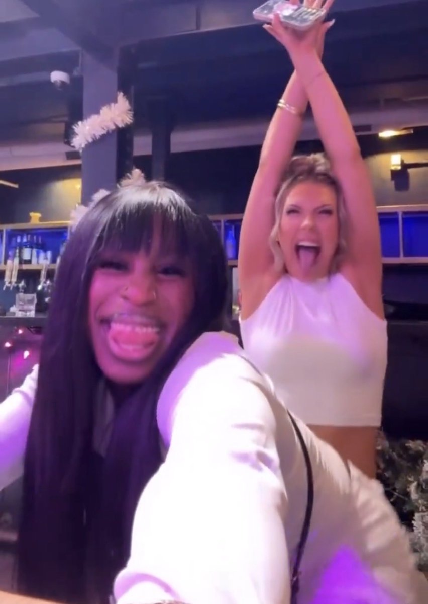 mwahsal's tweet image. this so funny to me